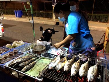 タイの移動屋台で「焼き魚」を買う。熱々&塩加減、おつまみにピッタリ!