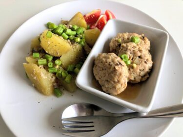 タイの食材で「日本らしいごはん」を作れるか?【肉じゃが・つくね・鶏そぼろ丼】