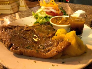 ムード満点の海辺席でワイン&ステーキを堪能「Cafe Le Mar」
