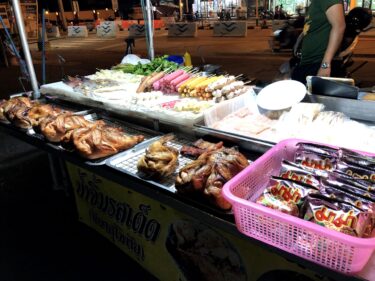 夜のロンポー市場、屋台が安うま!デカ丸鶏&ガパオ、パスタやケバブまで!