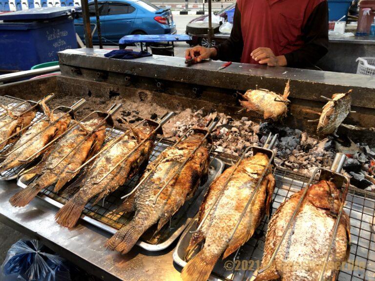 タイの塩焼き魚 プラーパオ グルグル焼かれたデカいお魚が美味 アドレスホッパーで行こうよ タイの塩焼き魚 プラーパオ グルグル焼かれたデカいお魚が美味 アドレスホッパーで行こうよ